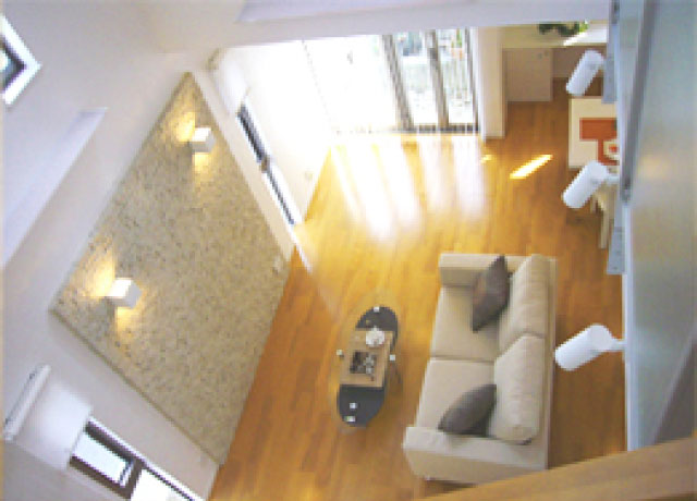 吹き抜けから見たリビング